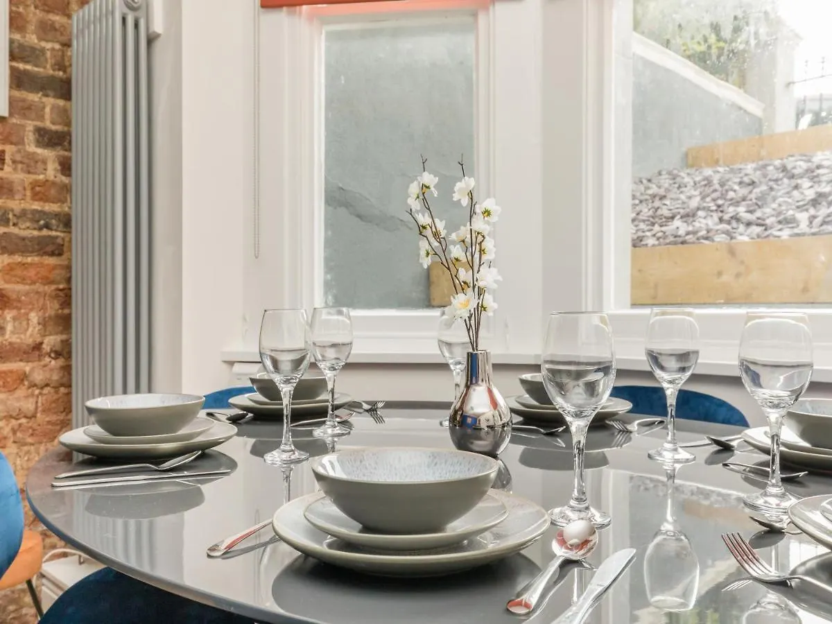 Stylish 2-Bedroom Flat With Patio And Garden Brighton